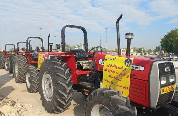 کشاورزان مددجوی استان بوشهر تراکتور دریافت کردند
